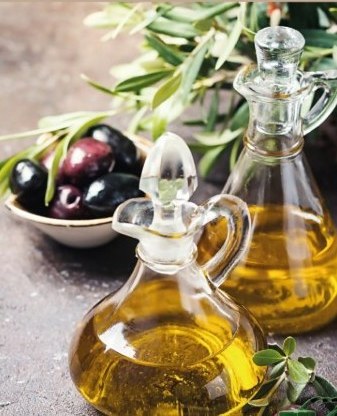 Huile d'olive Jouida Bio Farm versée dans des carafes en verre