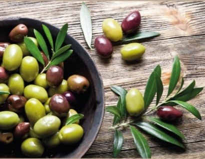 Olives fraîchement récoltées, vertes et noires, dans un plat en bois